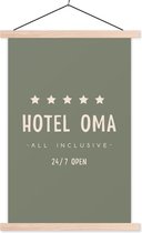Posterhanger incl. Poster 40x60 cm - Schoolplaat - Hotel oma all inclusive 24/7 open - Quotes - Spreuken - Oma - Textielposter - Blanke latten