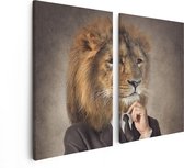 Artaza Canvas Schilderij Tweeluik Leeuw In Pak - Leeuwenkop - 80x60 - Foto Op Canvas - Canvas Print
