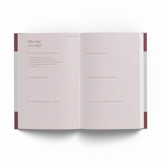 Open dagboek 'Dagboek voor Zelfliefde' met oefeningen voor zelfreflectie.