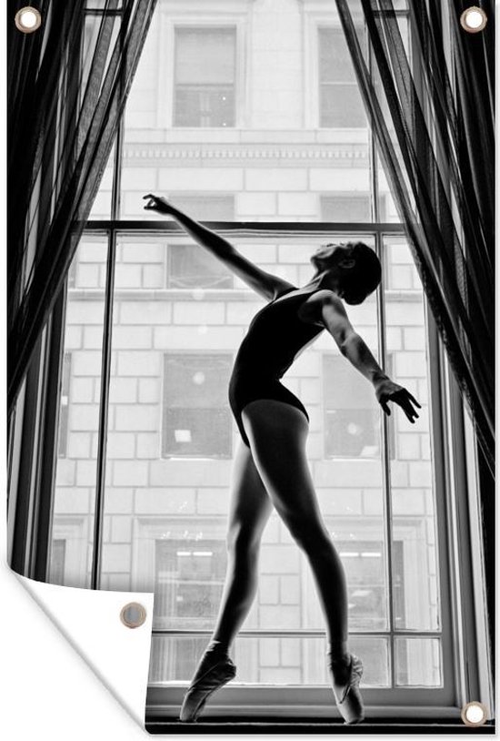 Tuindecoratie Dansende ballerina bij een raam - zwart wit - 40x60 cm - Tuinposter - Tuindoek - Buitenposter