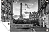 Tuinposters buiten Uitzicht op de Eiffeltoren vanaf een straat in Parijs - zwart wit - 90x60 cm - Tuindoek - Buitenposter