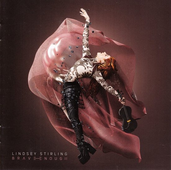 Lindsey Stirling in een gedrapeerde rode jurk met een viool in haar hand, met de tekst "Lindsey Stirling Brave Enough II".