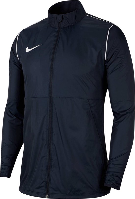 Donkerblauwe Nike sportjas met witte bies langs de kraag en rits. Het Nike logo staat op de linkerborst.