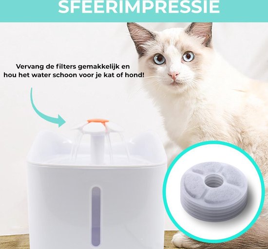 Witte drinkfontein met water dat omhoog spuit, naast een witte kat met blauwe ogen. Een stapel ronde, witte filters in een cirkel. Tekst: 'Sfeerimpressie.'