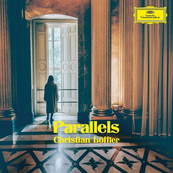 Une personne vue de dos, debout dans un couloir avec de hautes colonnes, regardant une grande fenêtre. Le texte 'Parallels Christian Löffler' est proéminent.