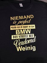 T-shirt : Niemand is perfect maar als je rijdt in een BMW scheelt dat verdomd weinig. Maat XL Goud