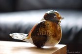 Urn vogeltje van glas met door u gekozen naam middels sign folie--Urn Vogel in de kleuren Bruin,Zwart, Wit-inhoud 30ml.-Hoogte vogeltje 8 cm.- lengte vogeltje 12 cm-Deelbestemming