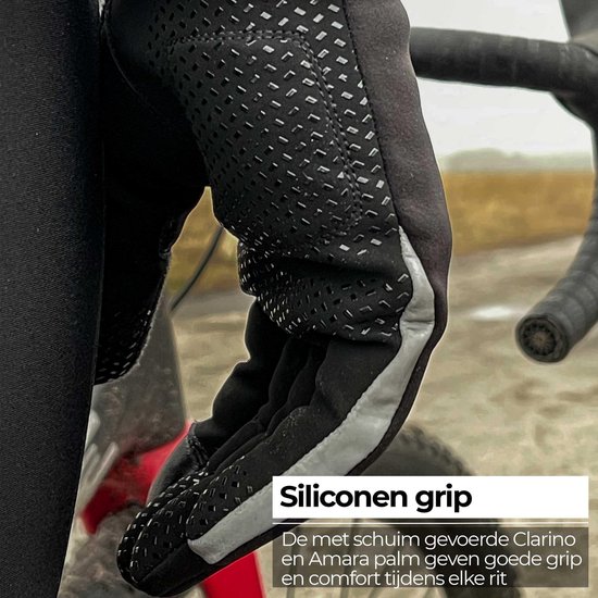 Zwarte fietshandschoenen met siliconen grip op de palm en reflecterende details.