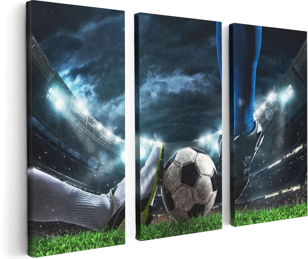 Artaza Canvas Schilderij Drieluik Voetbal Sliding Op De Bal In Het Stadion - 120x80 cm - Wanddecoratie Woonkamer - Schilderijen - Muurdecoratie