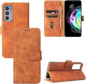 Voor Motorola Edge 20 Effen Kleur Huid Voel Magnetische Gesp Horizontale Flip Kalf Textuur PU Lederen Case met Houder & Kaartsleuven & Portemonnee (Bruin)