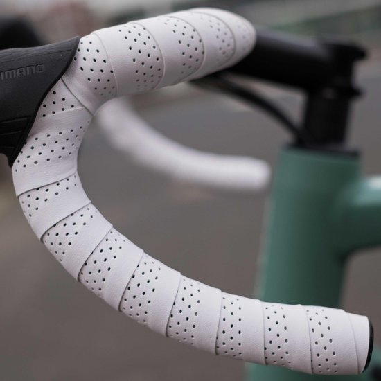 BBB Cycling Stuurlint Racefiets - Zelfklevende Stuurtape van Microfiber - Lengte: 200cm - Dikte: 2mm - Inclusief Stuurdoppen - Wit - SpeedRibbon BHT-12 van BBB Cycling — afbeelding 4