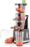 Princess slowjuicer in bedrijf met stukjes wortel in de trechter. Sap wordt in de kan gegoten.