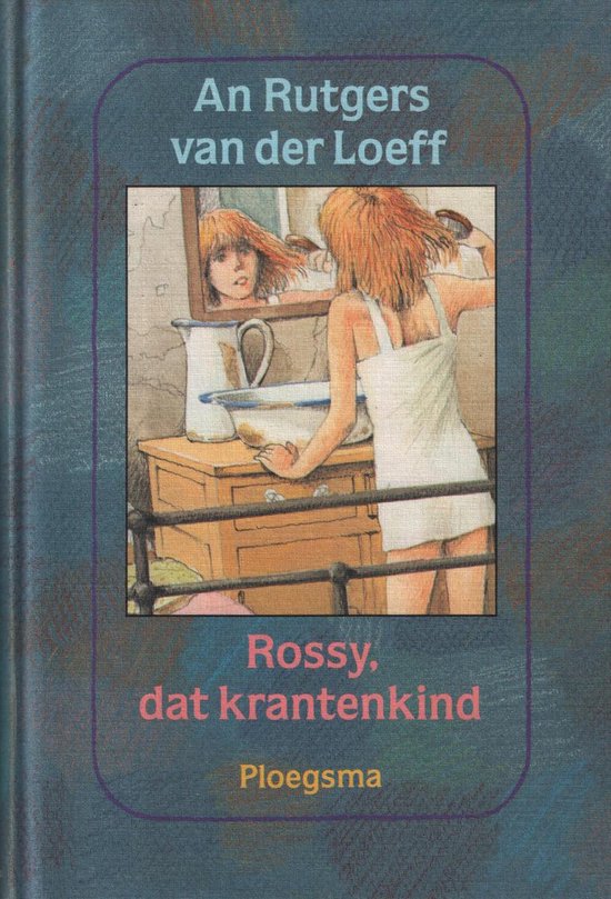 Een meisje met oranje haar, gekleed in een witte jurk, kijkt in de spiegel in een badkamer. Tekst: An Rutgers van der Loeff, Rossy, dat krantenkind, Ploegsma.