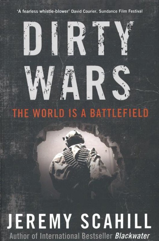 Boekhoes met de titel 'Dirty Wars' en een afbeelding van een soldaat door een gat in een muur. 'The world is a battlefield'.