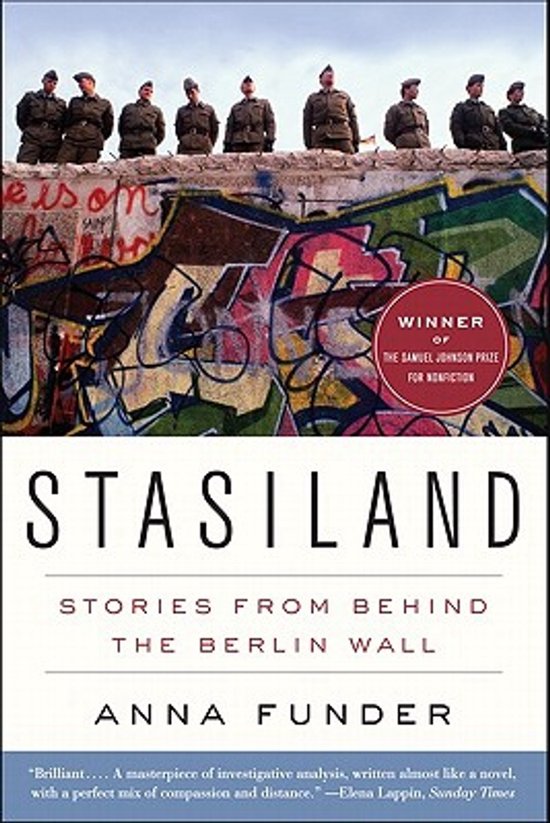 Boek 'Stasiland: Stories from Behind the Berlin Wall' met een afbeelding van de Berlijnse Muur met graffiti en soldaten erboven.