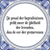 Tegeltje met Spreuk (Tegeltjeswijsheid): De praal der begrafenissen geldt meer de ijdelheid der levenden, dan de eer der gestorvenen + Kado verpakking & Plakhanger