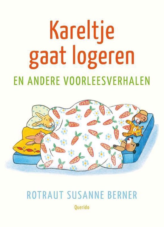 Boekcover van 'Kareltje gaat logeren' met slapende dieren onder een deken met wortels en bloemen.