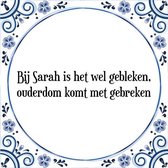 Tegeltje met Spreuk (50  jaar Sarah  cadeau): Bij Sarah is het wel gebleken, ouderdom komt met gebreken + Cadeau verpakking & Plakhanger