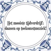 Tegeltje met Spreuk (Tegeltjeswijsheid): Het mooiste tijdverdrijf; dansen op toekomstmuziek! + Kado verpakking & Plakhanger