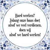 Tegeltje met Spreuk (Tegeltjeswijsheid): Hard werken? Zolang onze baas doet alsof we veel verdienen, doen wij alsof we hard werken! + Kado verpakking & Plakhanger