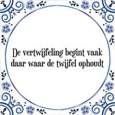 Tegeltje met Spreuk (Tegeltjeswijsheid): De vertwijfeling begint vaak daar waar de twijfel ophoudt + Kado verpakking & Plakhanger