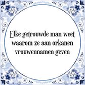 Tegeltje met Spreuk (Tegeltjeswijsheid): Elke getrouwde man weet waarom ze aan orkanen vrouwennamen geven + Kado verpakking & Plakhanger