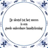 Tegeltje met Spreuk (Tegeltjeswijsheid): De sleutel tot het succes is een goede onleesbare handtekening + Kado verpakking & Plakhanger