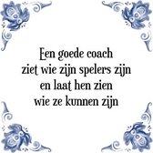 Tegeltje met Spreuk (Tegeltjeswijsheid): Een goede coach ziet wie zijn spelers zijn en laat hen zien wie ze kunnen zijn + Kado verpakking & Plakhanger