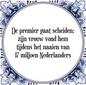 Tegeltje met Spreuk (Tegeltjeswijsheid): De premier gaat scheiden; zijn vrouw vond hem tijdens het naaien van 17 miljoen Nederlanders + Kado verpakking & Plakhanger