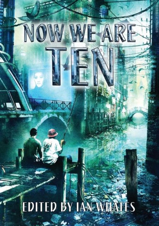 Boekcover 'Now We are Ten', bewerkt door Ian Whates. Twee figuren vissen vanaf een pier in een verstedelijkte, waterrijke omgeving met neonreclames.