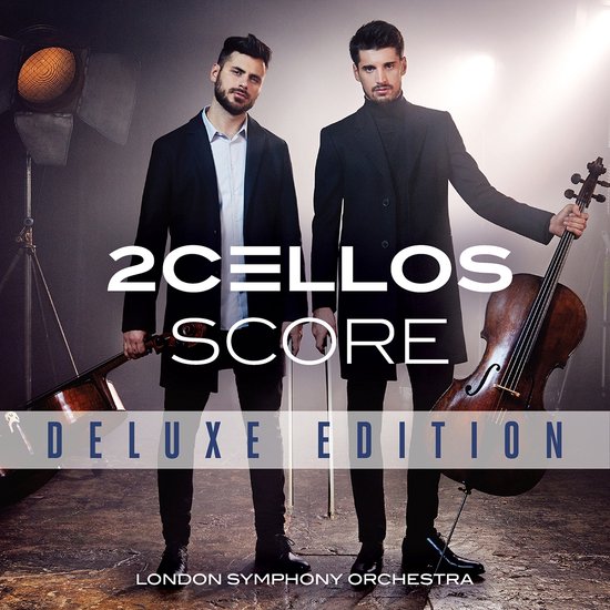 Twee mannen in pak, één met cello, poseren voor de "2CELLOS SCORE Deluxe Edition" albumhoes.