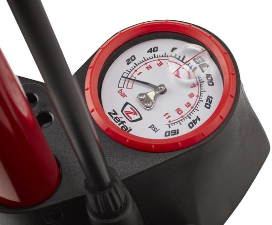 Close-up van de drukmeter van een fietspomp met Zéfal logo. Meet PSI en bar.