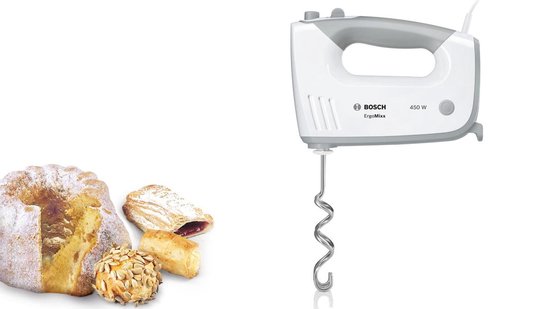 Witte Bosch ErgoMixx handmixer 450W met één metalen deeghaak, naast een bundt cake en gebakjes.