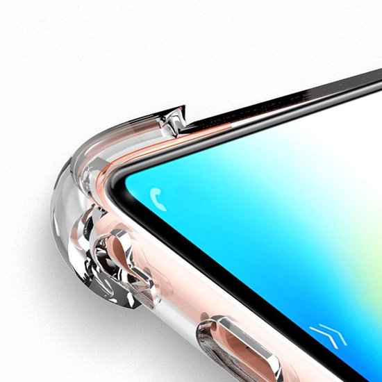 Gedetailleerde hoek van een transparante telefoonhoes met versteviging en de rand van een telefoonscherm.