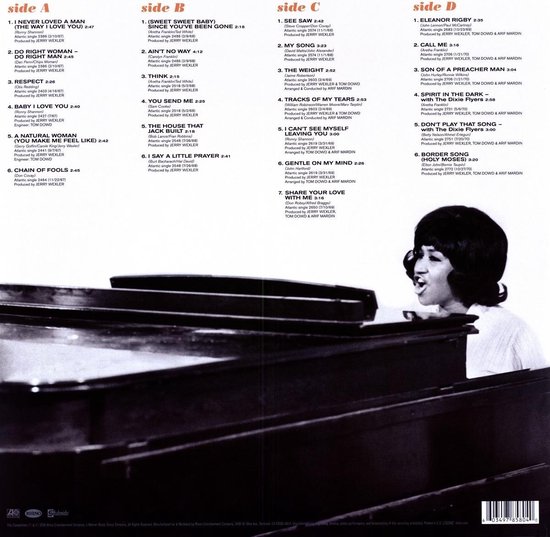Achterkant van een vinylhoes met Aretha Franklin die aan een piano zit. De hoes toont een tracklist met de titel "The Atlantic Singles Collection, 1967-1970".