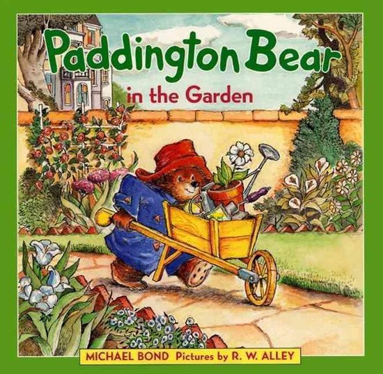 Paddington Beer in de tuin, duwt een kruiwagen met bloemen en tuingereedschap.