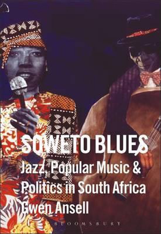 Cover van Soweto Blues: Jazz, Populaire Muziek & Politiek in Zuid-Afrika met een vrouw in traditionele kleding en een man met een gitaar.