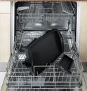 Tefal Plancha Compact grillplaat en opvangbakje in een vaatwasser.