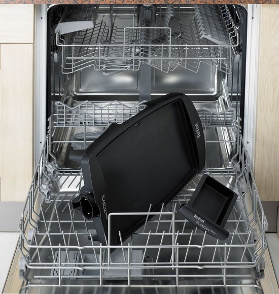 Tefal Plancha Compact grillplaat en opvangbakje in een vaatwasser.
