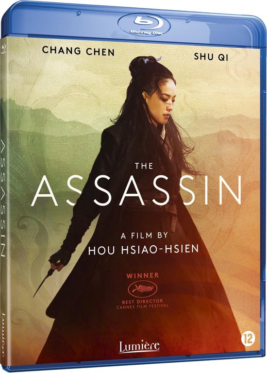 Blu-ray hoes van 'The Assassin' met Shu Qi en Chang Chen. Shu Qi staat in een zwarte outfit met een mes.