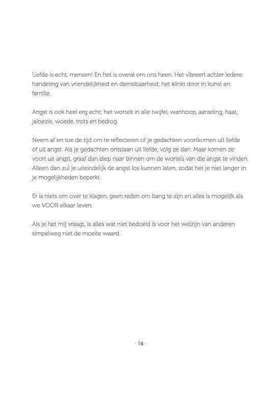 Pagina uit een boek met tekst over liefde, angst en het omgaan met gedachten. Inclusief paginanummer 16.