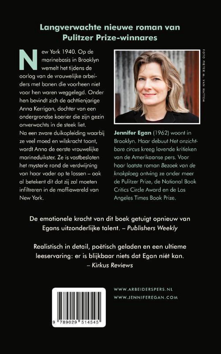 Achterkant van het boek 'Manhattan Beach' met een foto van Jennifer Egan en tekst over het boek.
