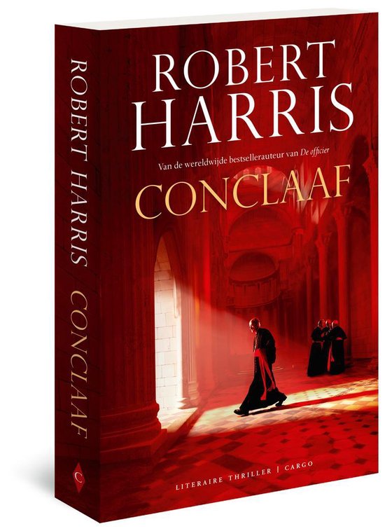 Boek in 3D: Robert Harris, CONCLAAF. Drie kardinalen in rode gewaden in een kathedraal.
