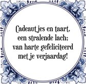 Verjaardag Tegeltje met Spreuk (Verjaardag cadeau): Cadeautjes en taart, een stralende lach; van harte gefeliciteerd met je verjaardag! + Cadeau verpakking & Plakhanger