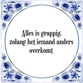 Tegeltje met Spreuk (Tegeltjeswijsheid): Alles is grappig, zolang het iemand anders overkomt + Kado verpakking & Plakhanger