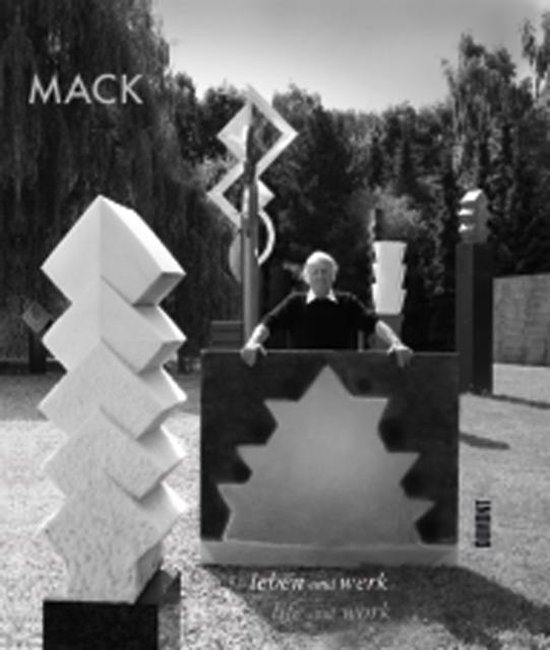 Zwart-wit foto van kunstenaar Heinz Mack tussen zijn sculpturen met de titel 'Leben und Werk, Life and Work'.