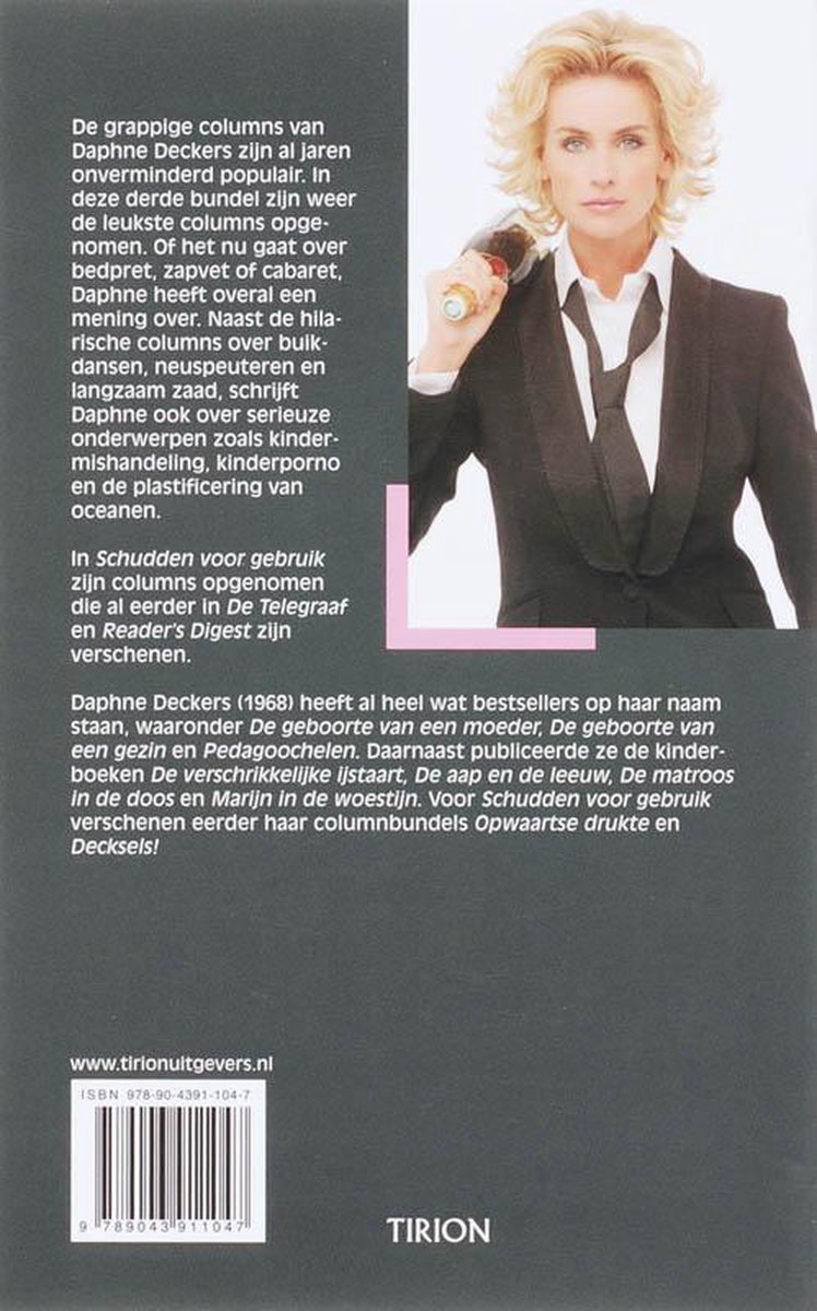 Achterkant van een boek met een vrouw met blonde haren, gekleed in een zwart pak met das. Ze houdt een fles champagne over haar schouder. ISBN en uitgever Tirion.