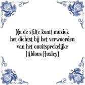 Tegeltje met Spreuk (Tegeltjeswijsheid): Na de stilte komt muziek het dichtst bij het verwoorden van het onuitsprekelijke (Aldous Huxley) + Kado verpakking & Plakhanger