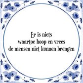 Tegeltje met Spreuk (Tegeltjeswijsheid): Er is niets waartoe hoop en vrees de mensen niet kunnen brengen + Kado verpakking & Plakhanger