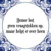 Tegeltje met Spreuk (Tegeltjeswijsheid): Humor lost geen vraagstukken op, maar helpt er over heen + Kado verpakking & Plakhanger